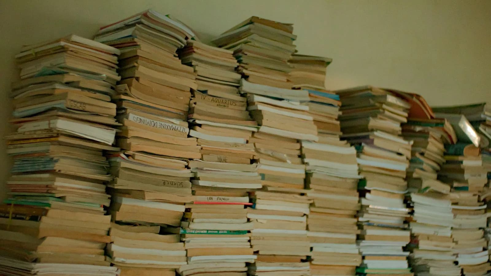 Pile de plusieurs livres différents empilés, symbolisant le volume de la lecture extensive.