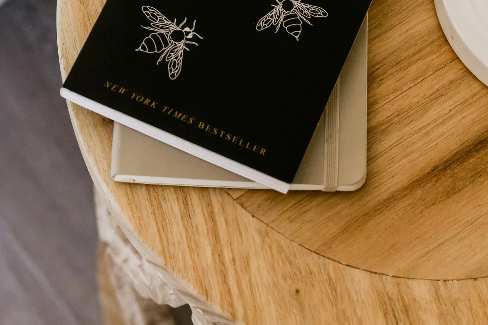 Personne qui lit un livre en langue étrangère, stylo à la main pour noter du vocabulaire