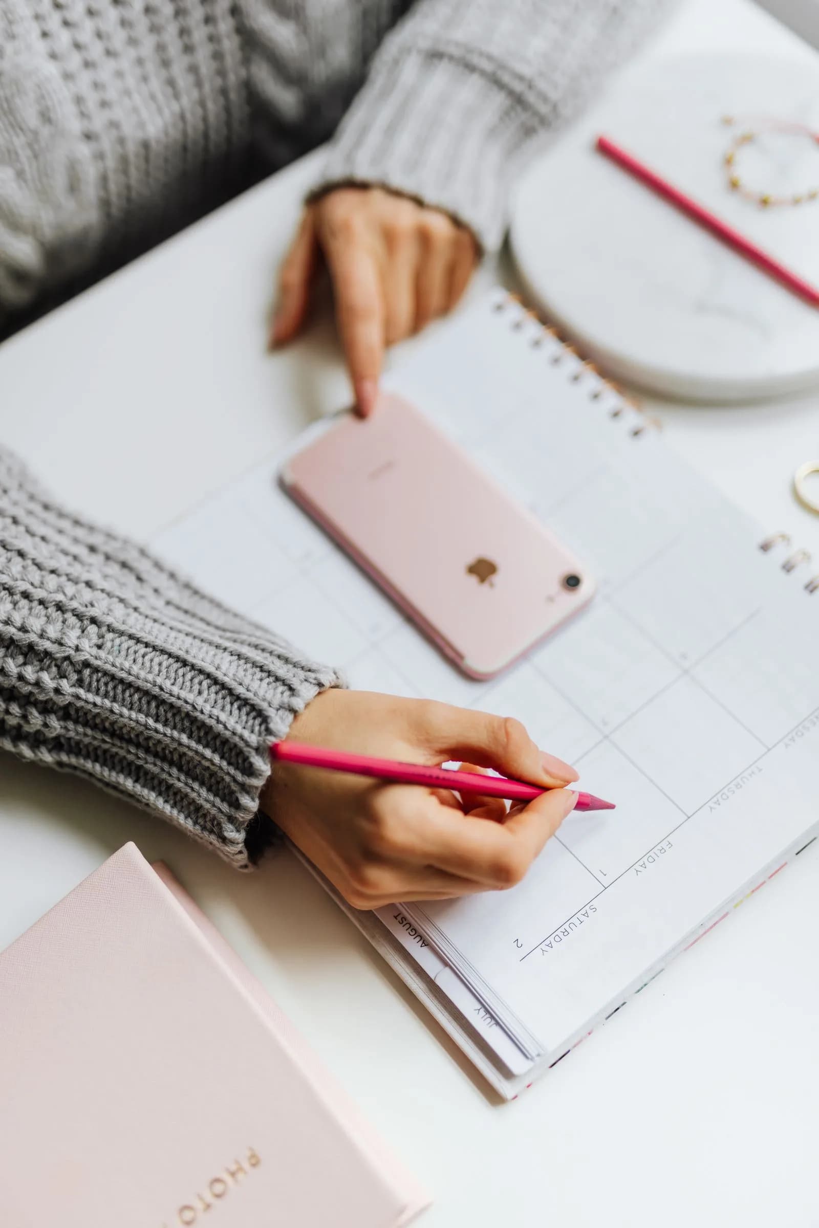 Une personne planifie son emploi du temps sur un calendrier, symbole d'un plan de reprise structuré.