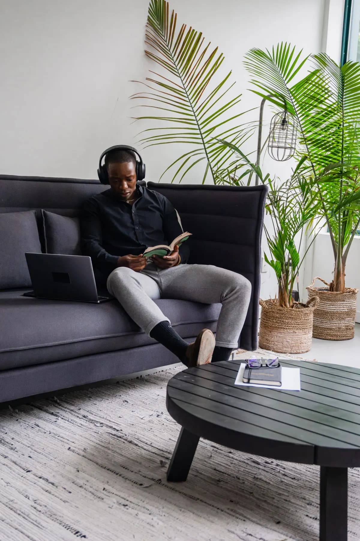 Une personne avec un casque audio en train de lire à voix haute, pratiquant la prononciation.