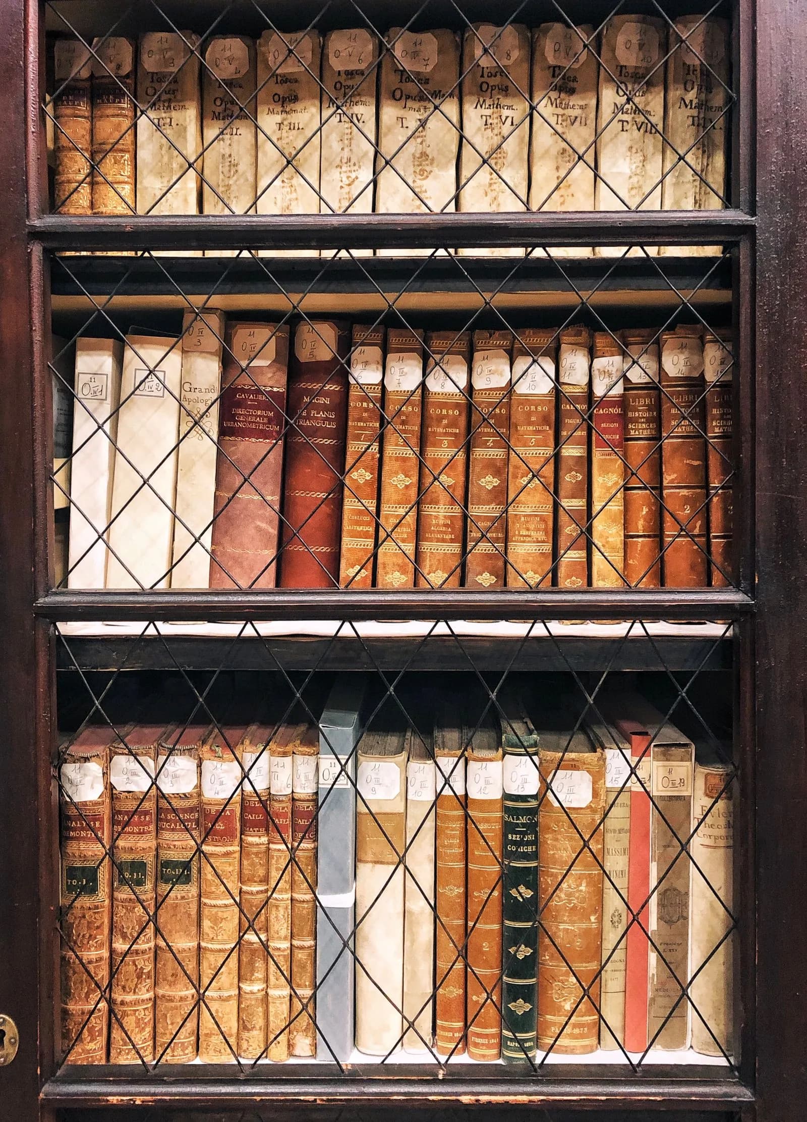 Une pile de livres ouverts, pages éventées, illustrant une sélection de lectures en italien.